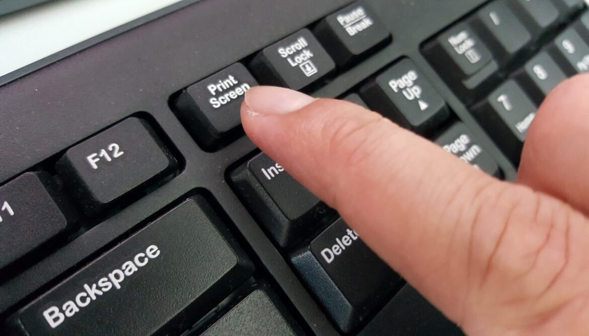 Finger,Pressing,Print,Screen,Command,On,The,Keyboard.